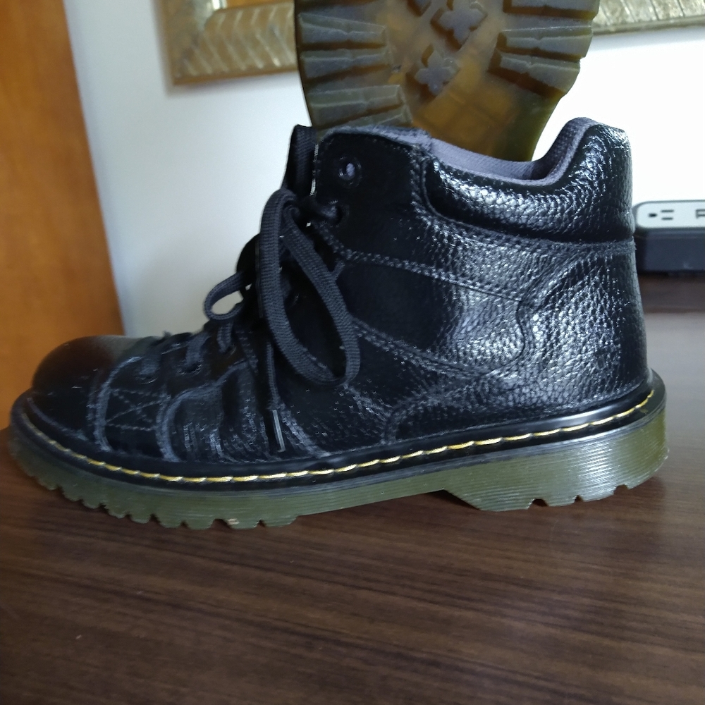 Men's Size 10 Dr. Martens 90's nostalgia